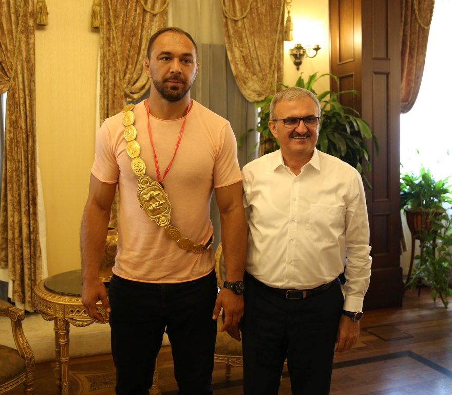 Başpehlivan Gürbüz’den, Vali Karaloğlu’na Ziyaret