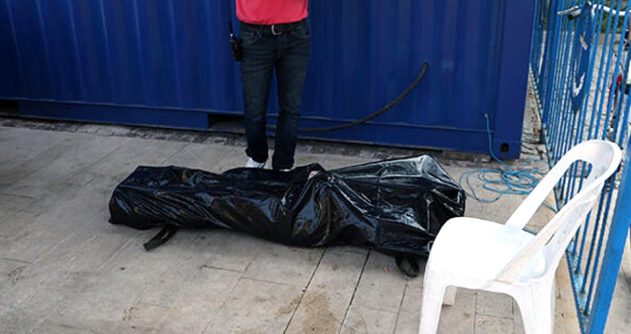 Denizde, boynunda iki plastik kelepçe olan ceset bulundu