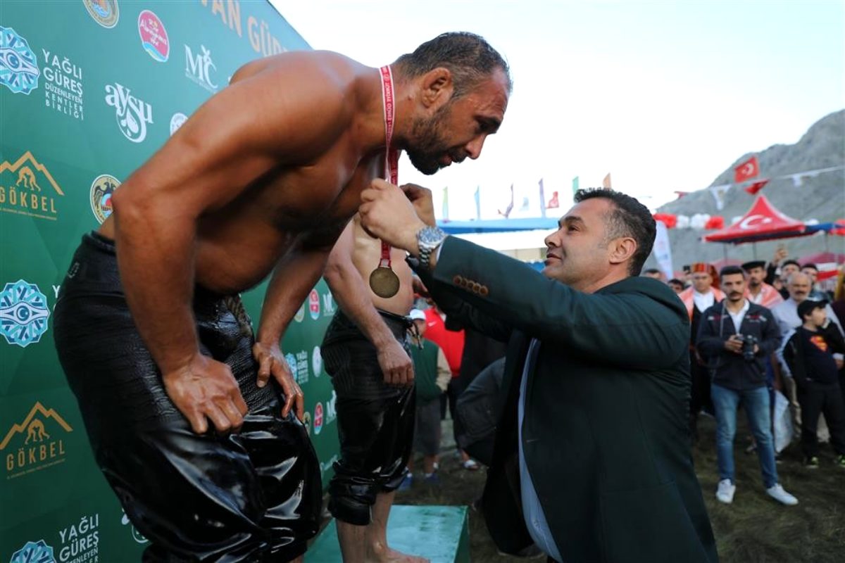 Gökbel’de başpehlivan Ali Gürbüz oldu