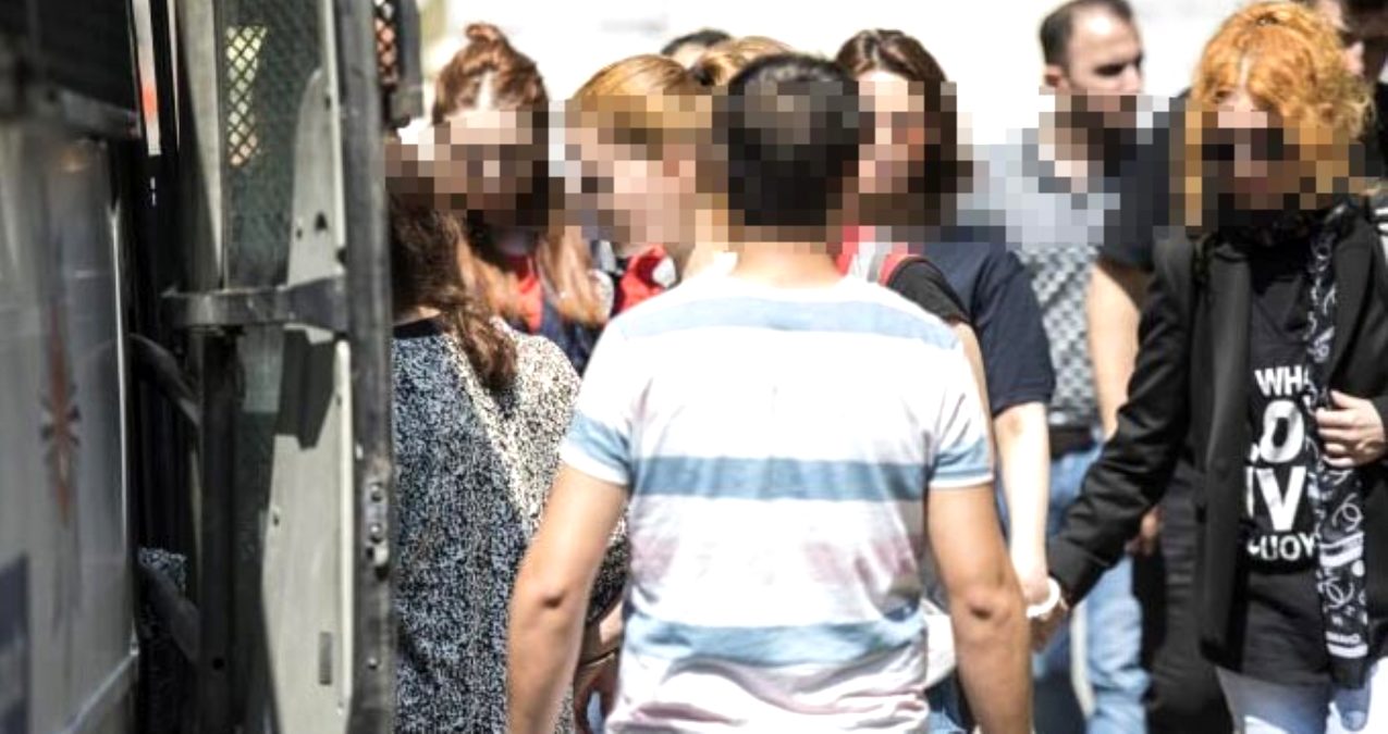 Kediciklerinin kimlerle cinsel ilişkiye gireceğini ünlü iş adamı belirlemiş!