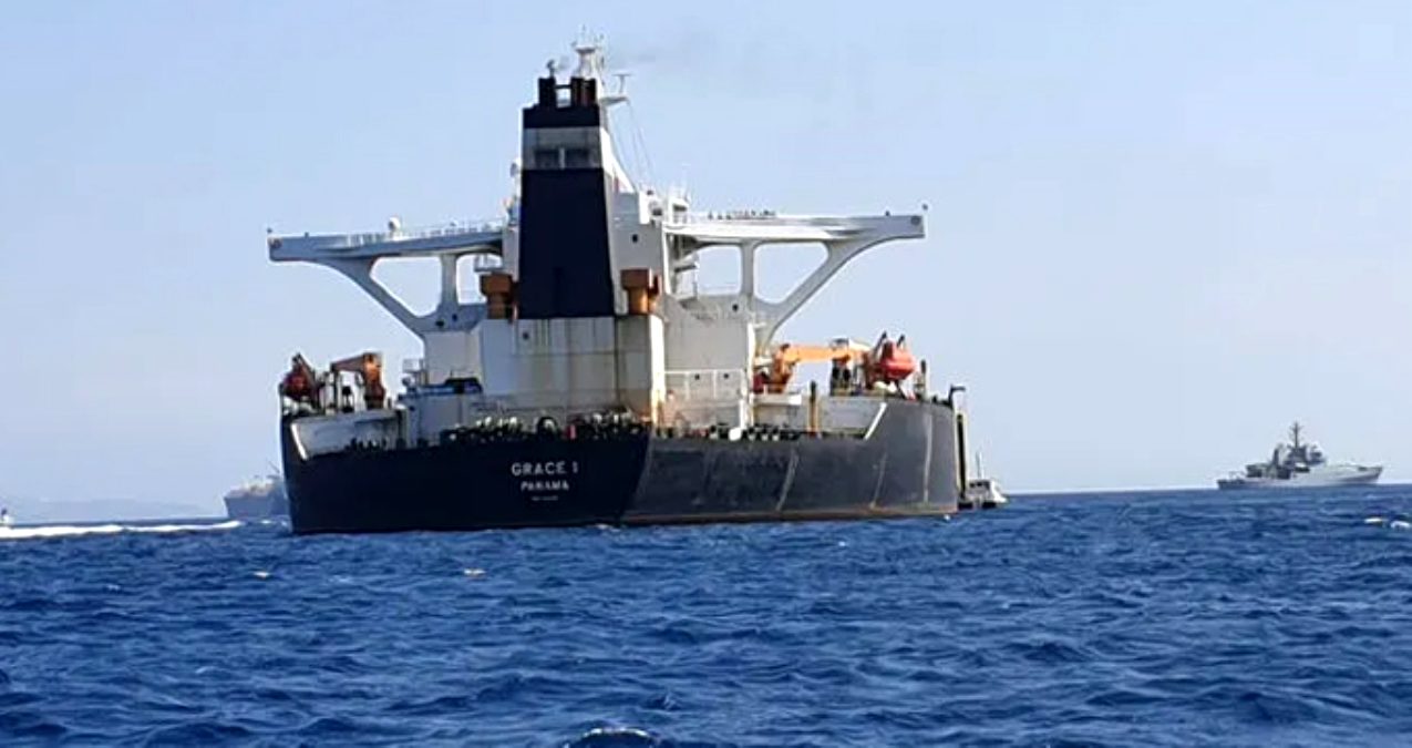 Körfezde gerilim tırmandı! İran petrol tankerini durdurmaya çalıştı