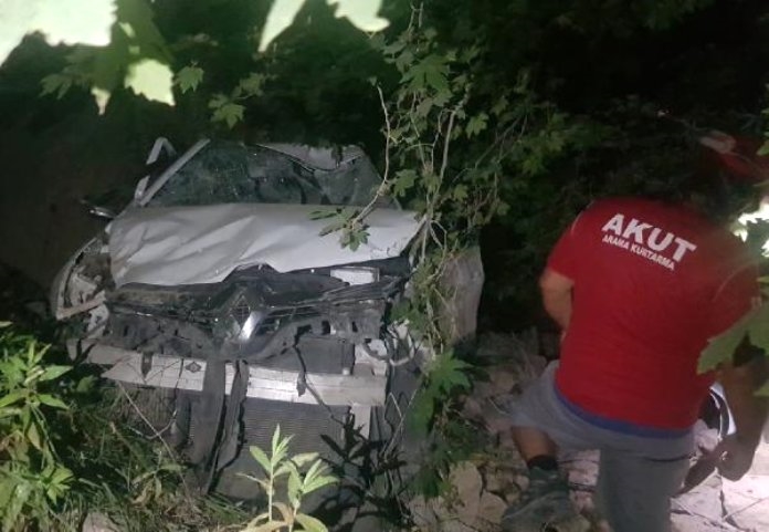 Otomobille uçurumdan yuvarlanan balayı çifti yaralandı