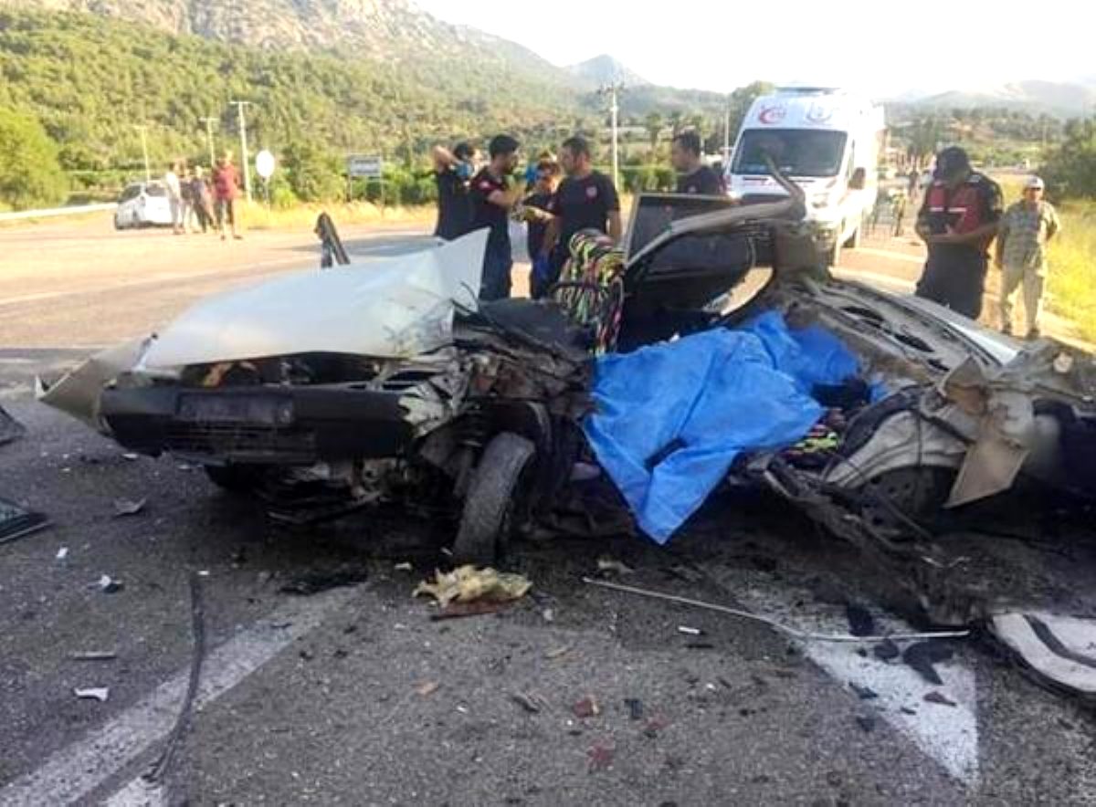 Yolcu otobüsüyle otomobil çarpıştı: 2 ölü, 3 yaralı