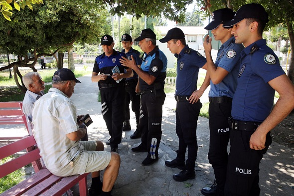 Mahalle Polisleri Huzurlu ve Güvenli Bir Kurban Bayramı Geçirmeleri İçin Vatandaşlarımızı Bilgilendirdi