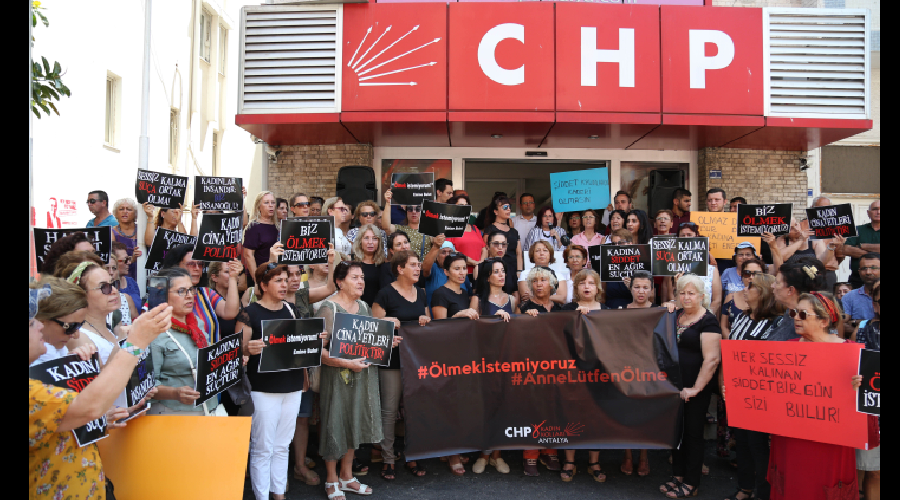 CHP’liler ‘kadın cinayetlerini’ protesto etti