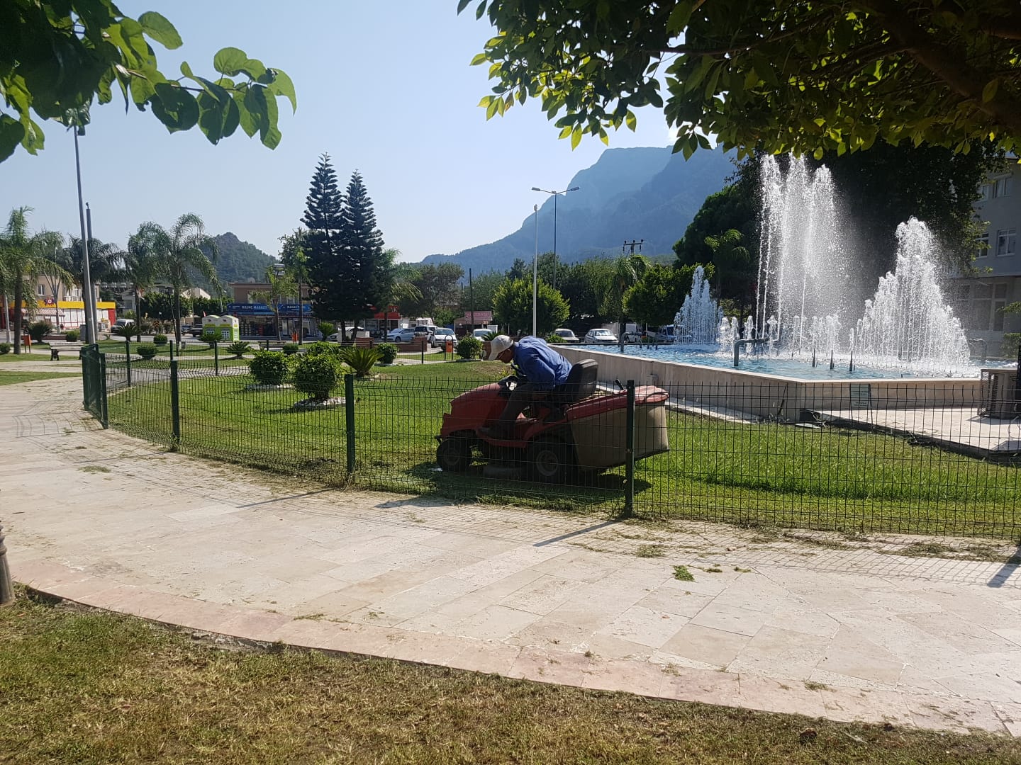 KEMER BELEDİYE EKİPLERİ KEMER İÇİN ÇALIŞMAYA DEVAM EDİYOR