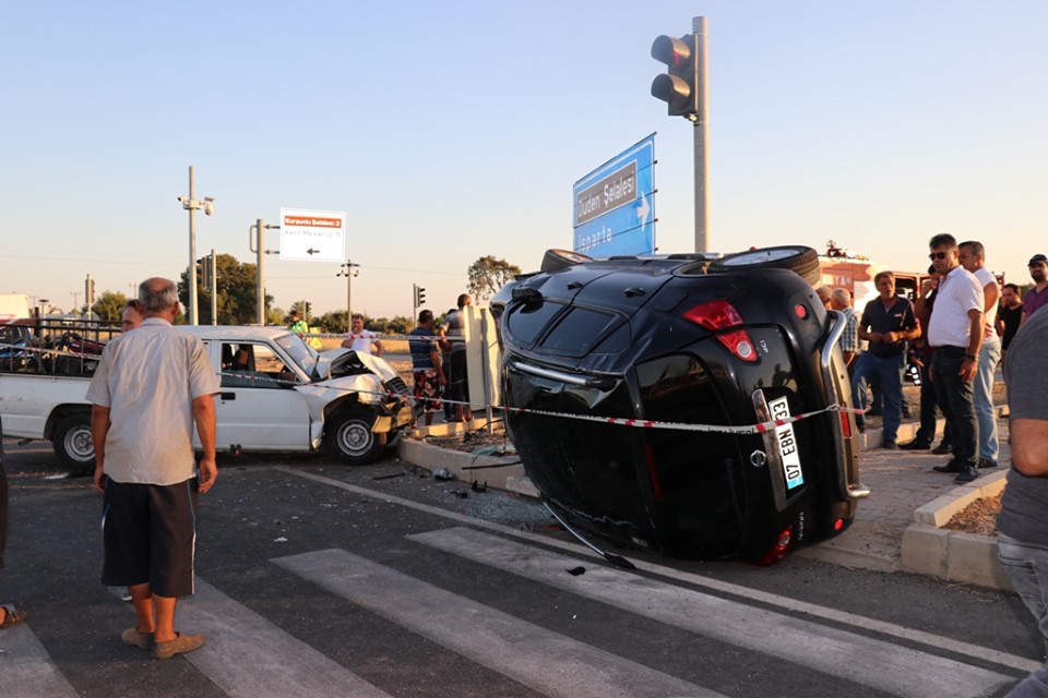 Otomobil İle Pikap Çarpıştı: 10 Yaralı
