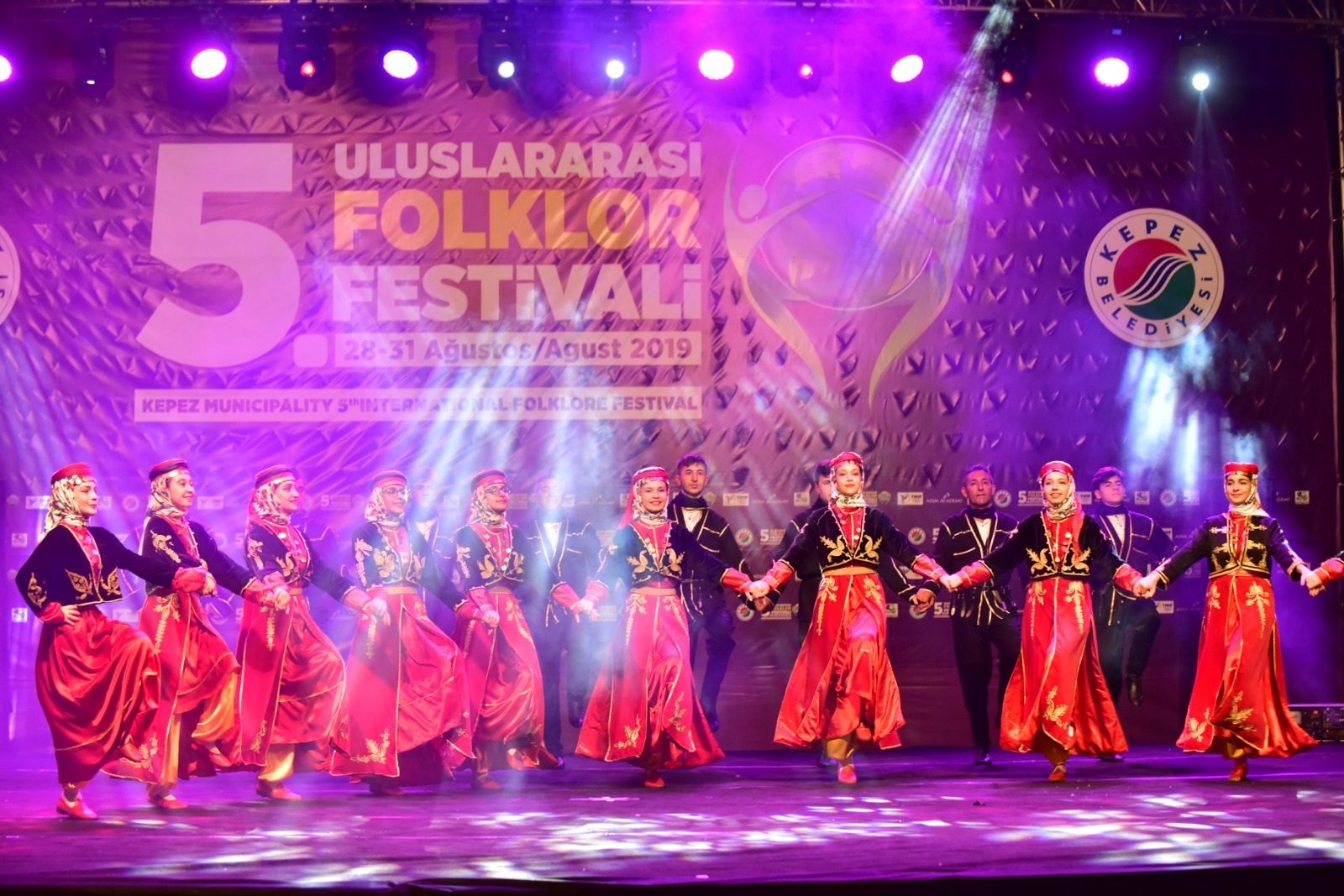 Tütüncü, Dünya’nın folklor renklerini ağırladı