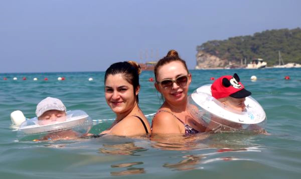 Aileler ve bebekleri plaj partisinde eğlendi