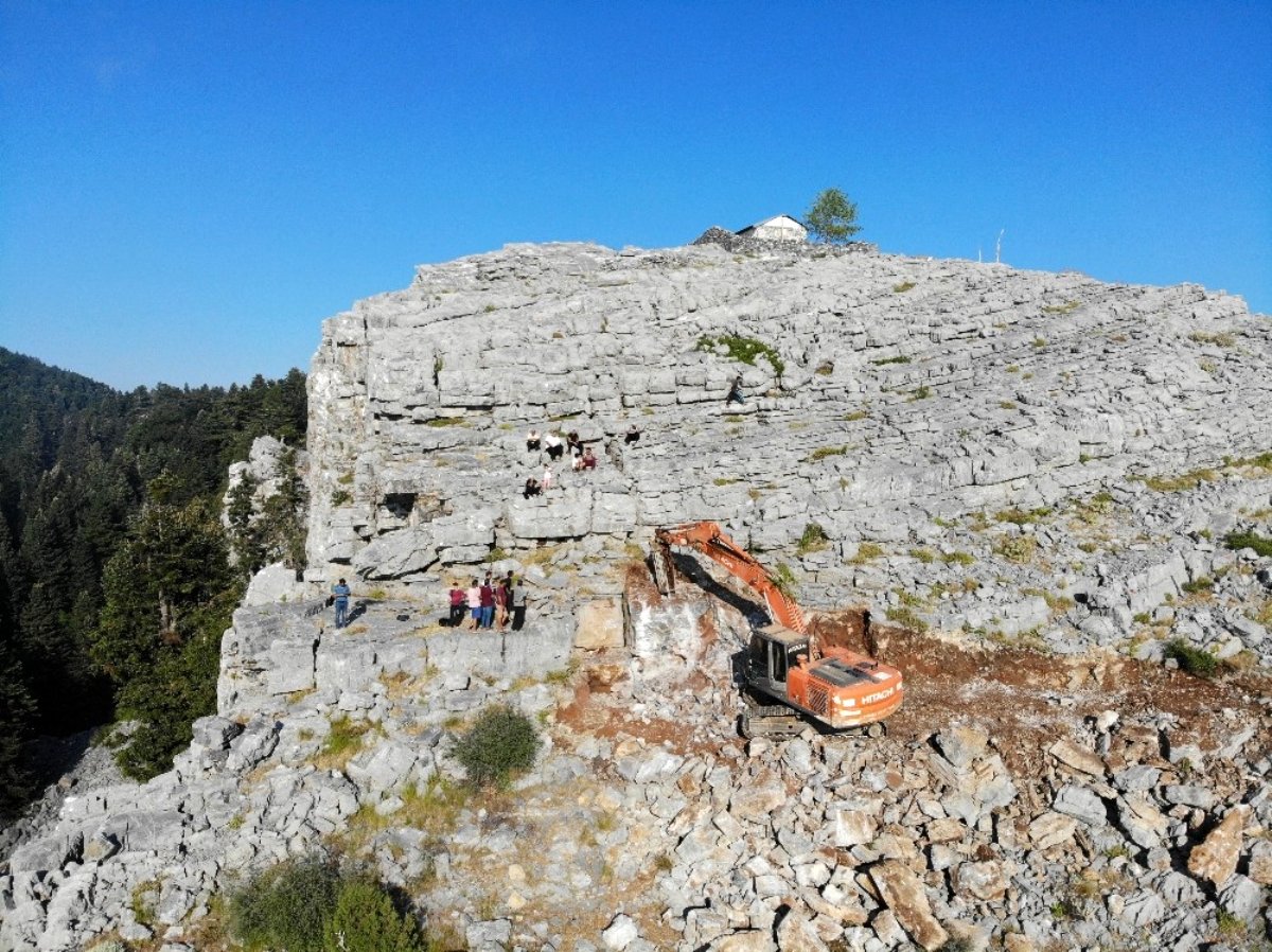 Bin 450 metre rakımda yarığa sıkışan ve 3 gündür çıkamayan oğlak için dağları deldiler