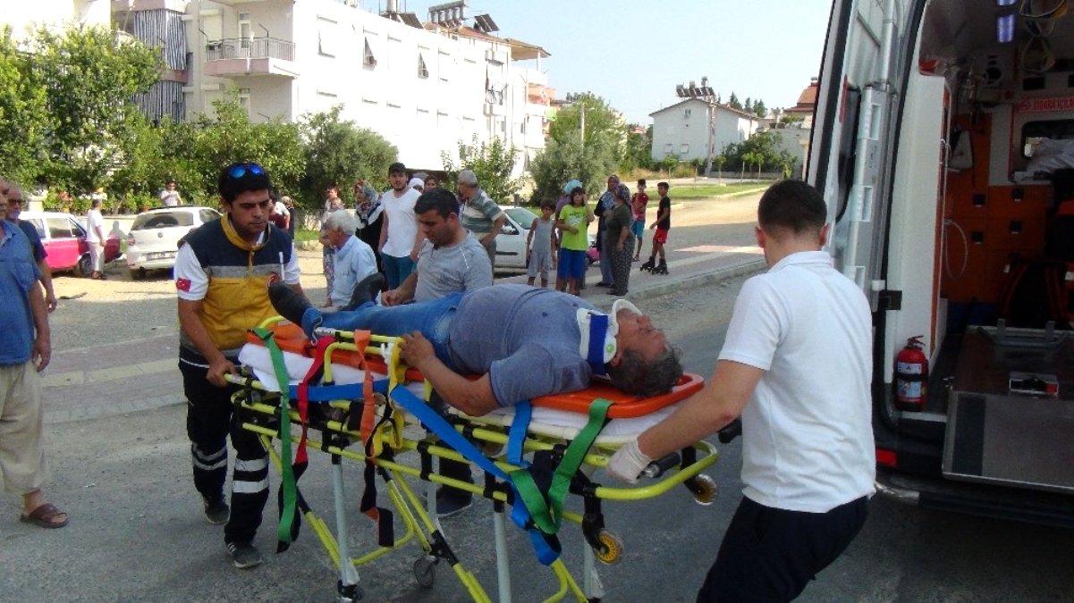 Kavşakta çarpışan araçlar hurdaya döndü: 2 yaralı