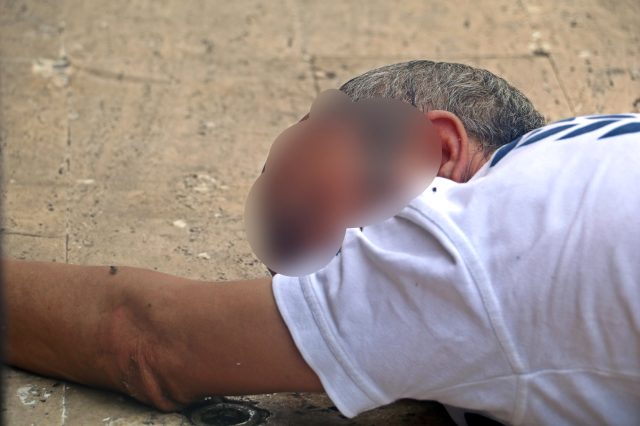 “Uyan Şükrü” Operasyonu! Kolonya içip cami bahçesinde sızan adamı kimse uyandıramadı