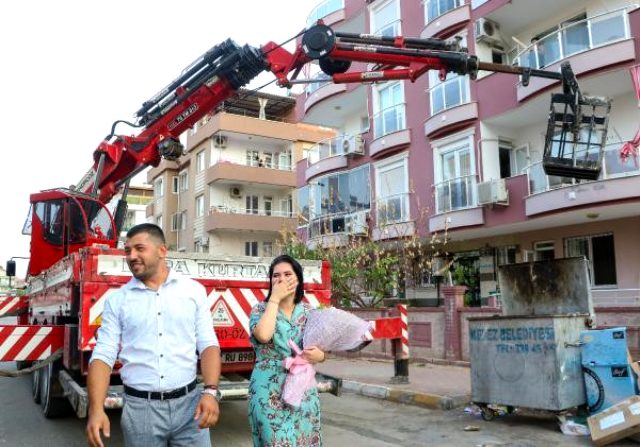 Vinç kiralayan genç, vincin sepetinde kız arkadaşına evlilik teklifi yaptı