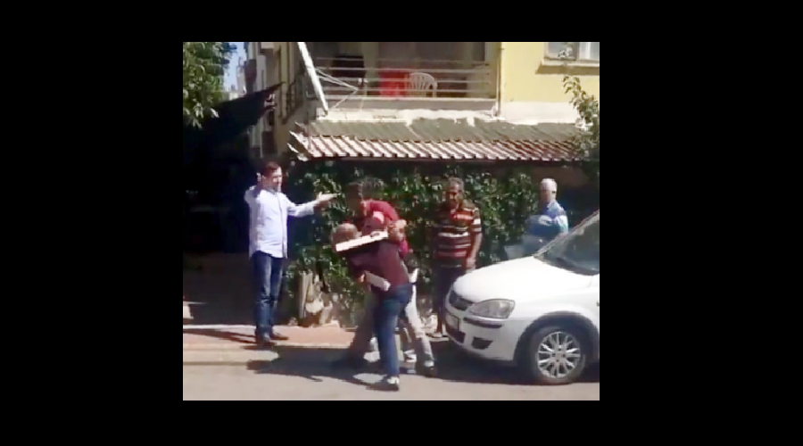 Okey tahtaları ile kavga ettiler