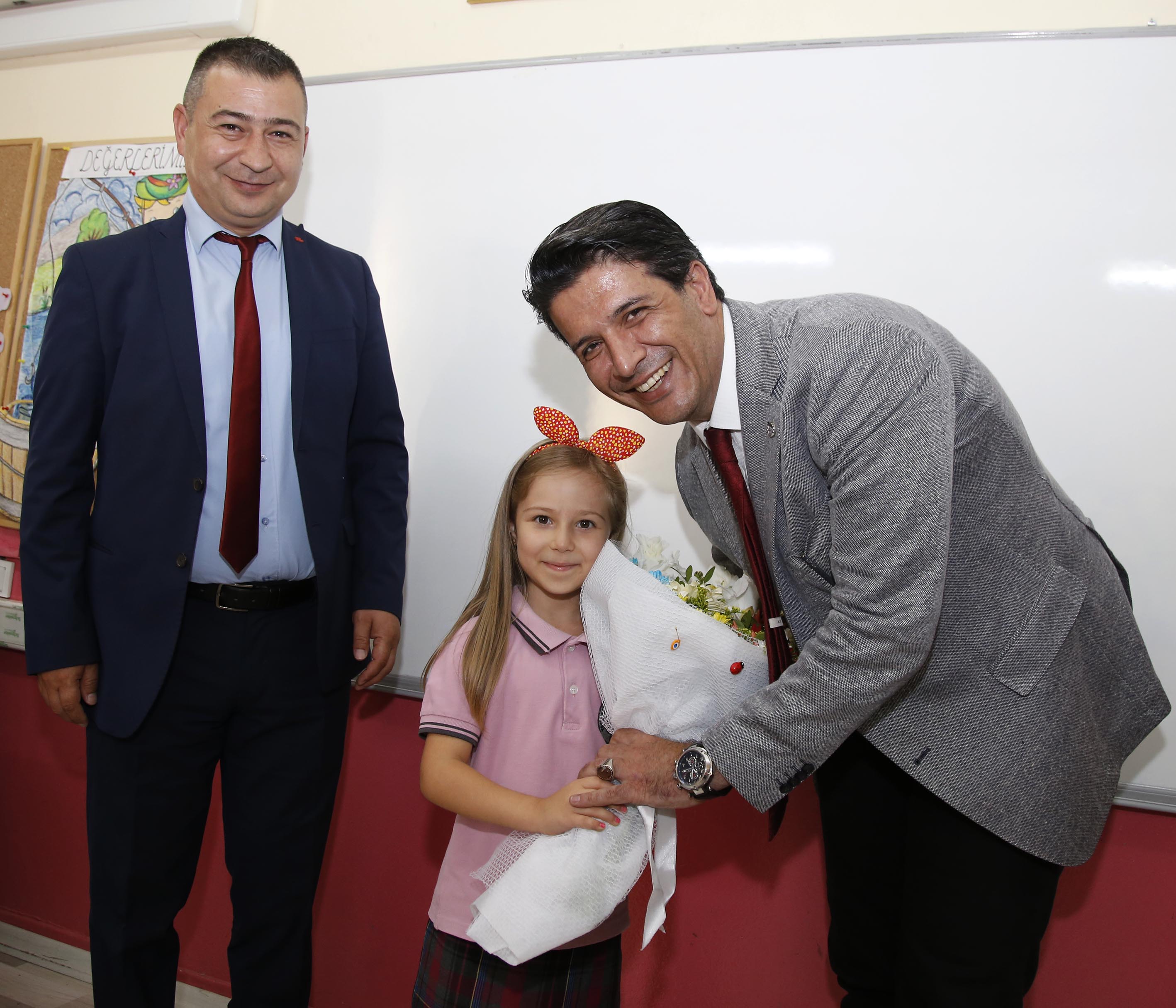Başkan Genç minik öğrencilerle aynı sırada