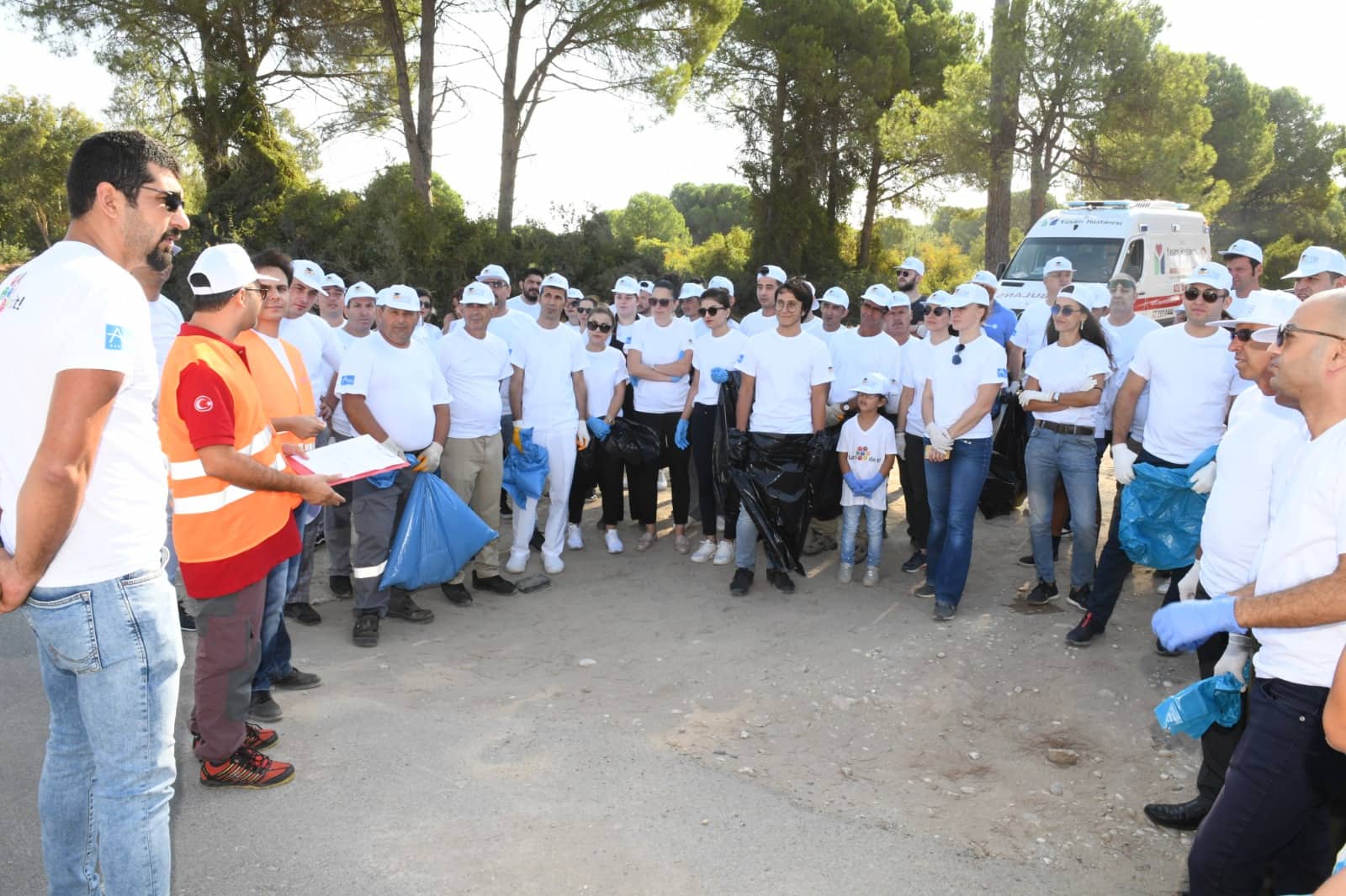 DÜNYA TEMİZLİK GÜNÜ’NDE SAHİL TEMİZLİĞİ