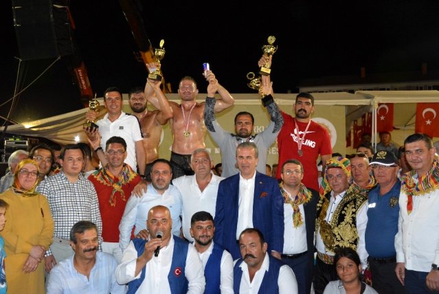 Altın Kiraz’ın başpehlivanı İsmail Balaban oldu