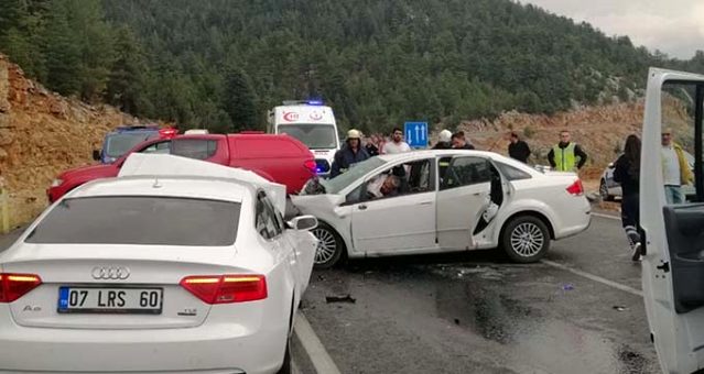 Akseki’de iki otomobil çarpıştı: 4 ölü, 2 yaralı