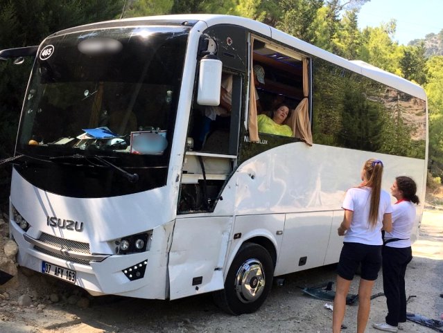 Antalya’da yolcusunu unutan tur otobüsü kaza yaptı