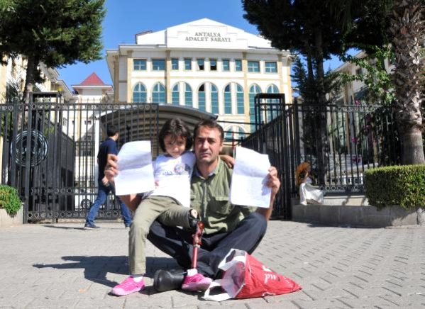 Bacağı kesilen özge ile babasından, adliye önünde oturma eylemi