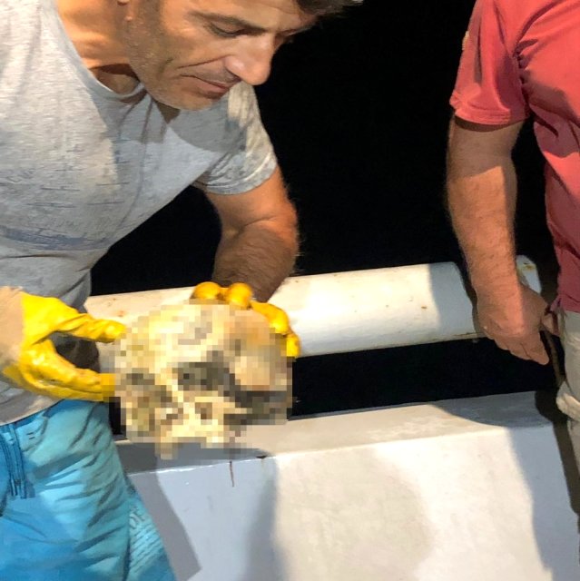 Denizin 2 mil açığında insan kafatası bulundu
