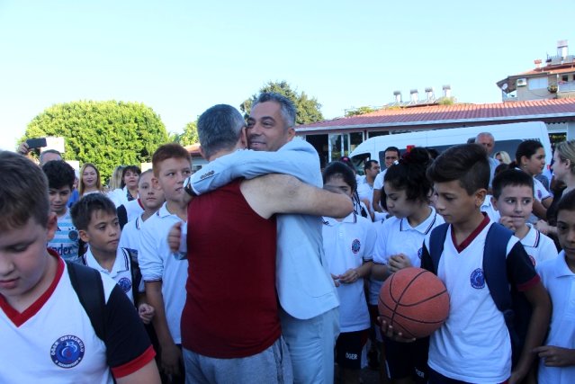 Göreve iade edilen okul müdürü çiçeklerle ve alkışlarla karşılandı