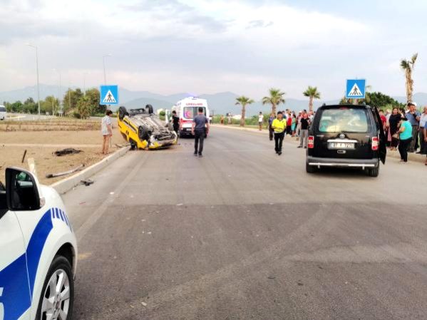 Hafif ticari araçla taksi çarpıştı: 1’i turist 2 yaralı