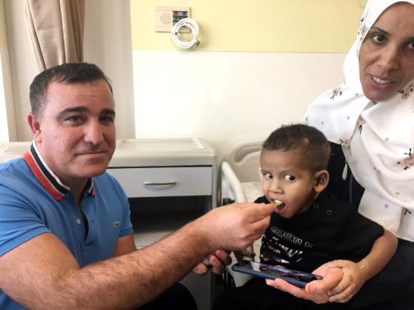Önce ameliyat etti sonra dondurma yedirdi