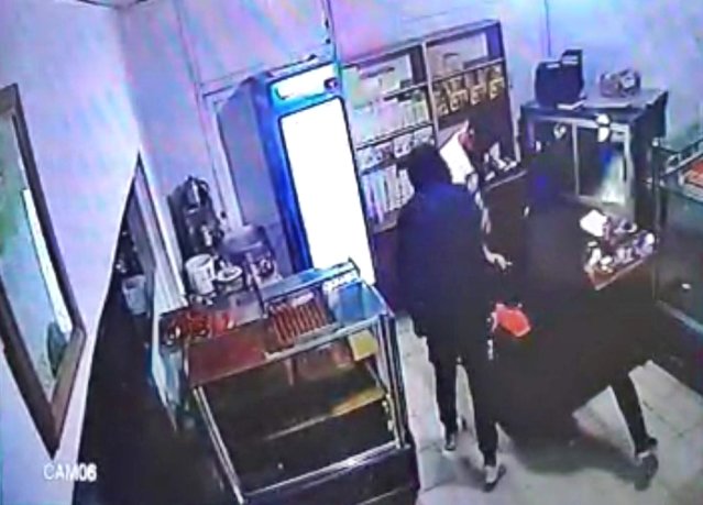 Pastanenin kasasından bir miktar para çalarak kaçan 4 şüpheli yakalandı