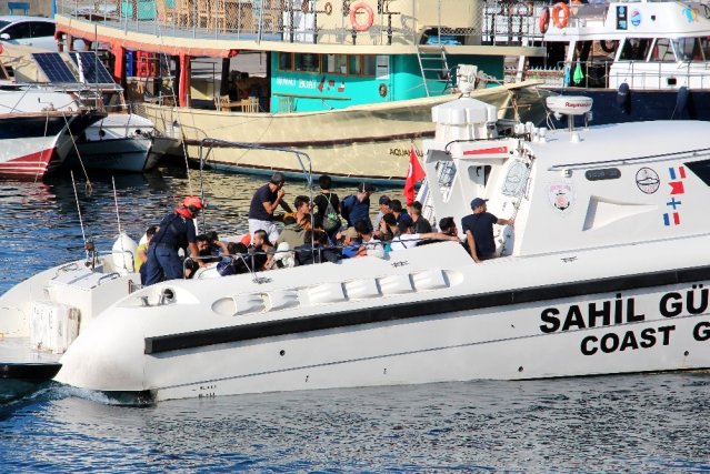 Şişme botla ölüm yolculuğuna çıkan göçmenler Sahil Güvenlik tarafından kurtarıldı