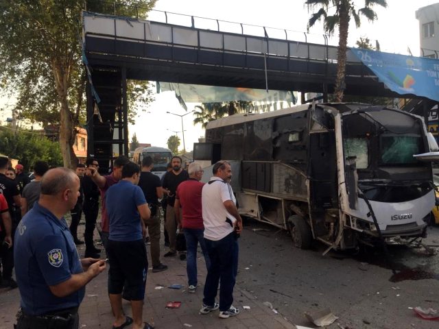 Adana’da polisleri taşıyan otobüse bombalı saldırı: 5 yaralı
