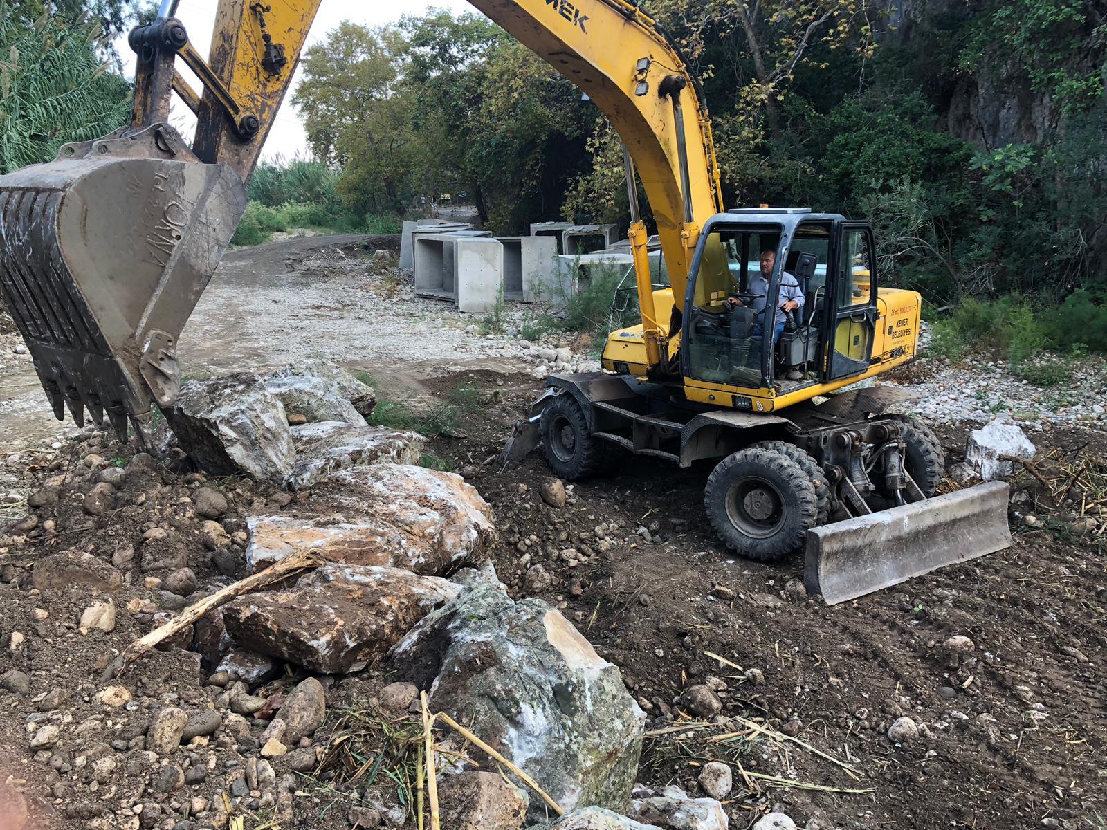 KEMER BELEDİYESİ KARINCA MİSALİ ÇALIŞMAYA DEVAM EDİYOR