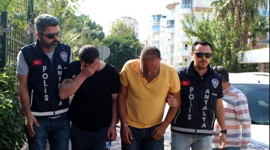 Çoraplı soyguncular kuyumcuyu borçları için soymuş