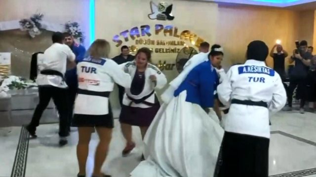 Antalya’da judo müsabakası gibi düğün