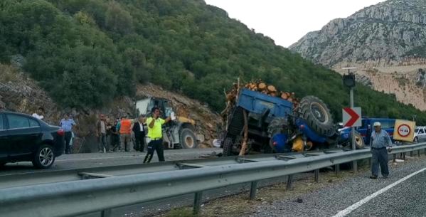 Devrilen traktöre, 2 otomobil çarptı, antalya- burdur yolu 1,5 saat kapandı