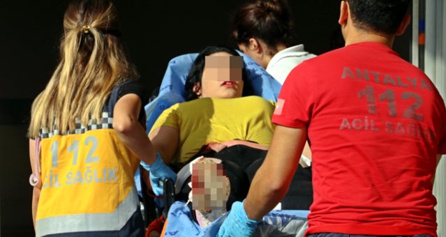 Genç kız, annesini arayıp hakaret eden kız arkadaşını sokakta bıçakladı