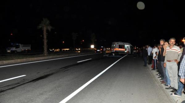Yolun karşısına geçmeye çalışırken üç aracın çarptığı yaşlı adam, öldü