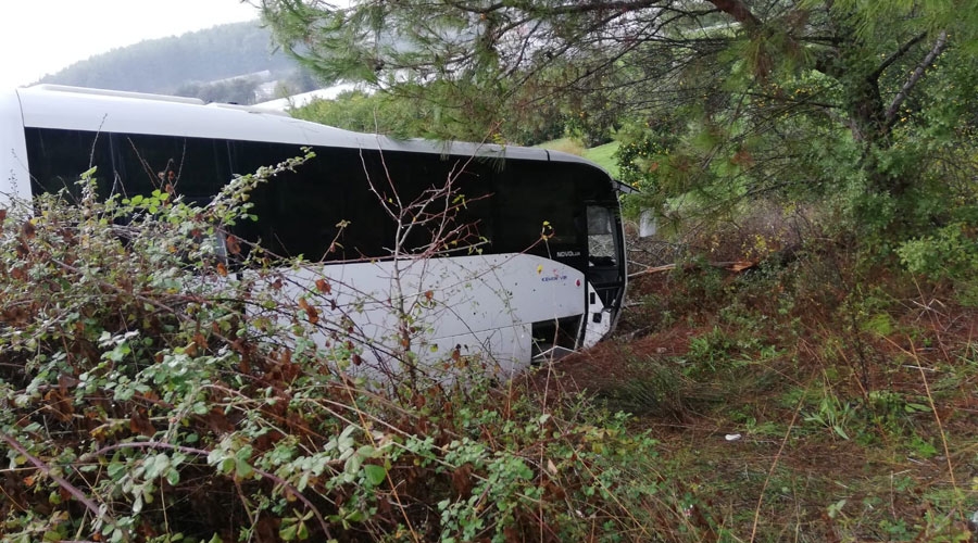 Turistleri taşıyan otobüs şarampole düştü