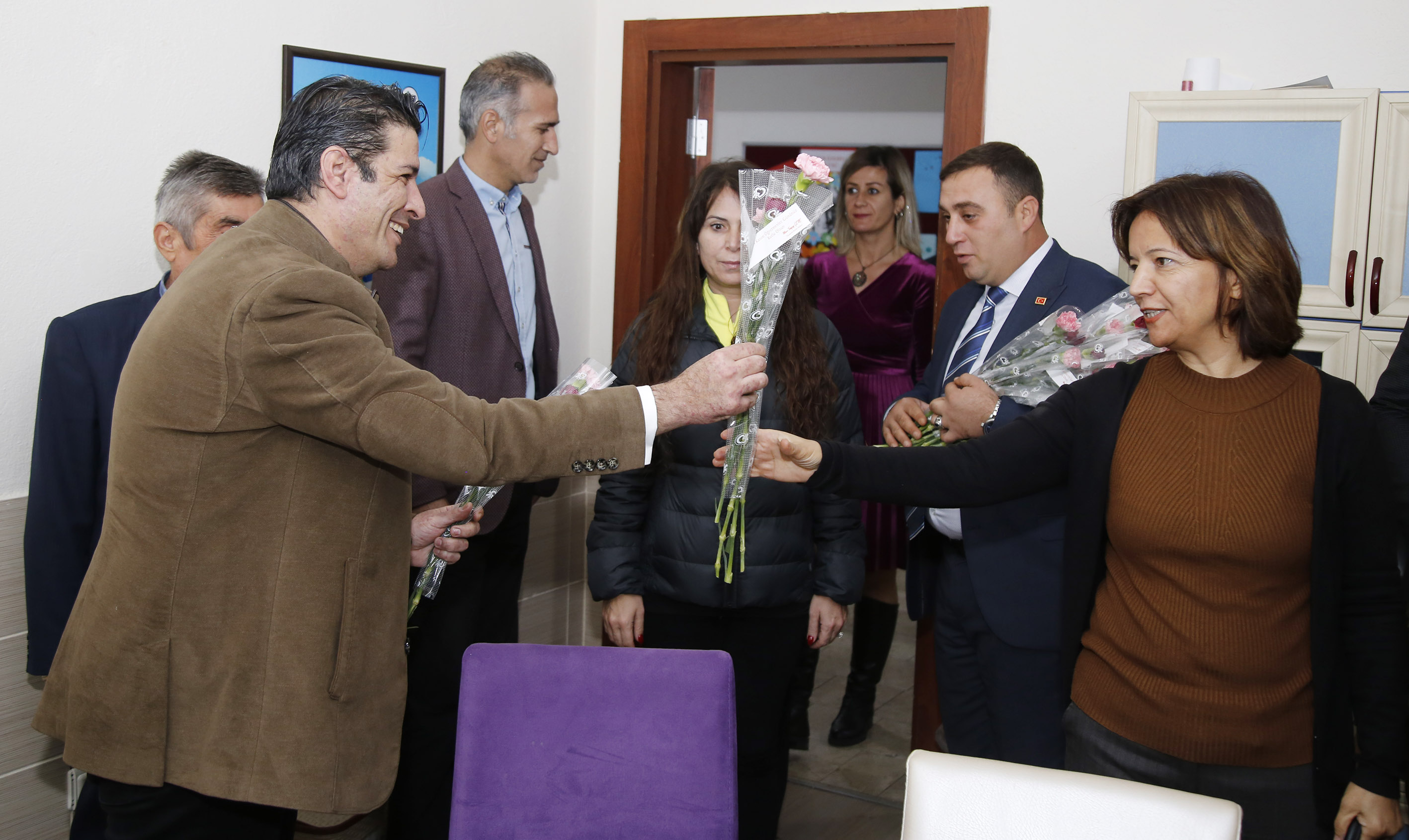 Başkan Turgay Genç, öğretmenlere karanfil hediye etti
