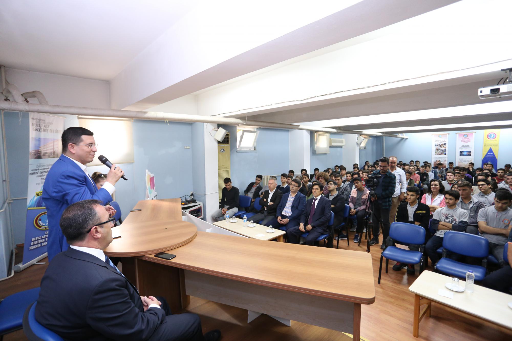 Tütüncü meslek liseli gençlerle buluştu