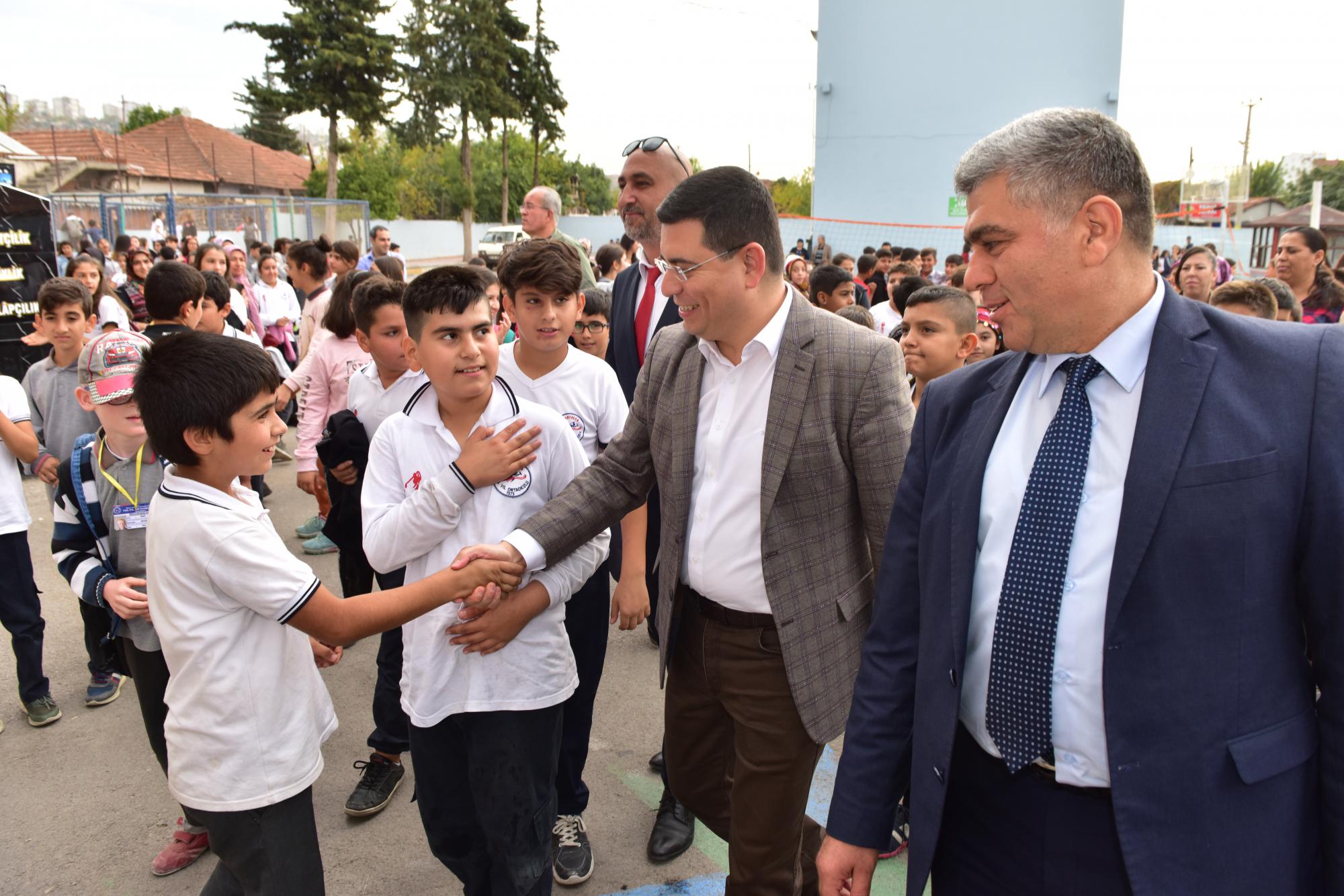 Tütüncü’den başarılı öğrencilere gezi ödülü