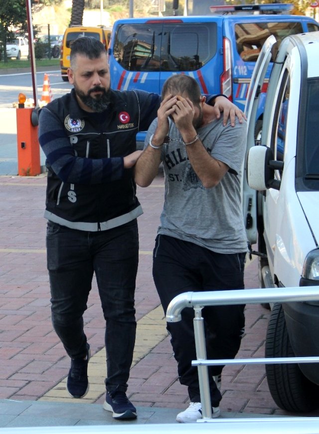 Alanya’da eroini yere atıp kaçmaya çalışan şüpheli yakalandı