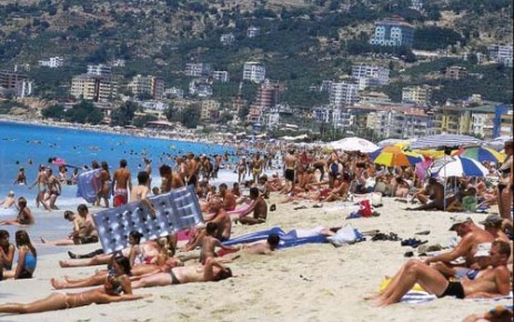 Doğuda kar Alanya’da deniz keyfi