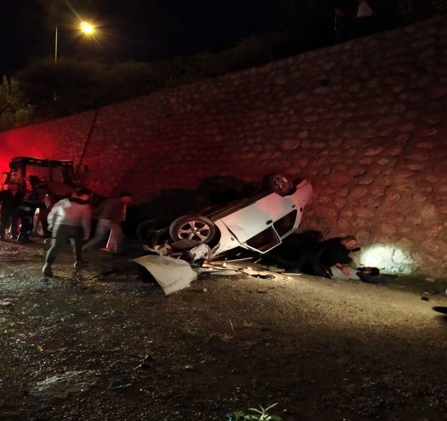 Antalya’da otomobil duvardan uçtu