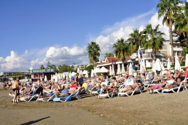 Antalya’da güneşli havayı görenler denize akın etti