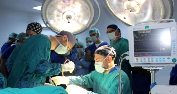 Dudak içinden tiroid ameliyatı gerçekleştirildi