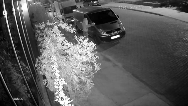 İnatçı kundakçı, ilk iki denemesinde başarılı olamayınca minibüse benzin döküp yaktı