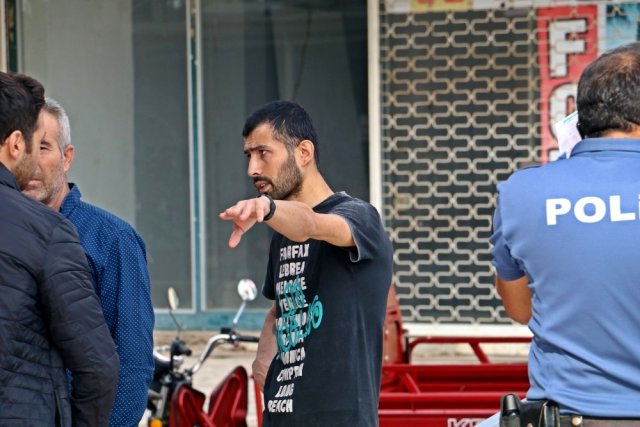 Kapkaççı şahıs, çalmaya çalıştığı para dolu poşet yırtılınca amacına ulaşamadan kaçtı