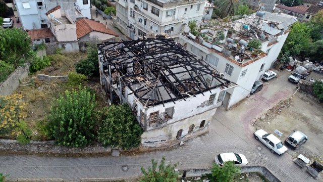 Tarihi konağın yanan kalıntıları, mahallenin korkulu rüyası oldu