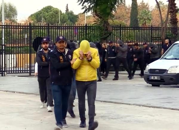 Tatilcileri milyonlarca lira dolandıran 9 kişi tutuklandı